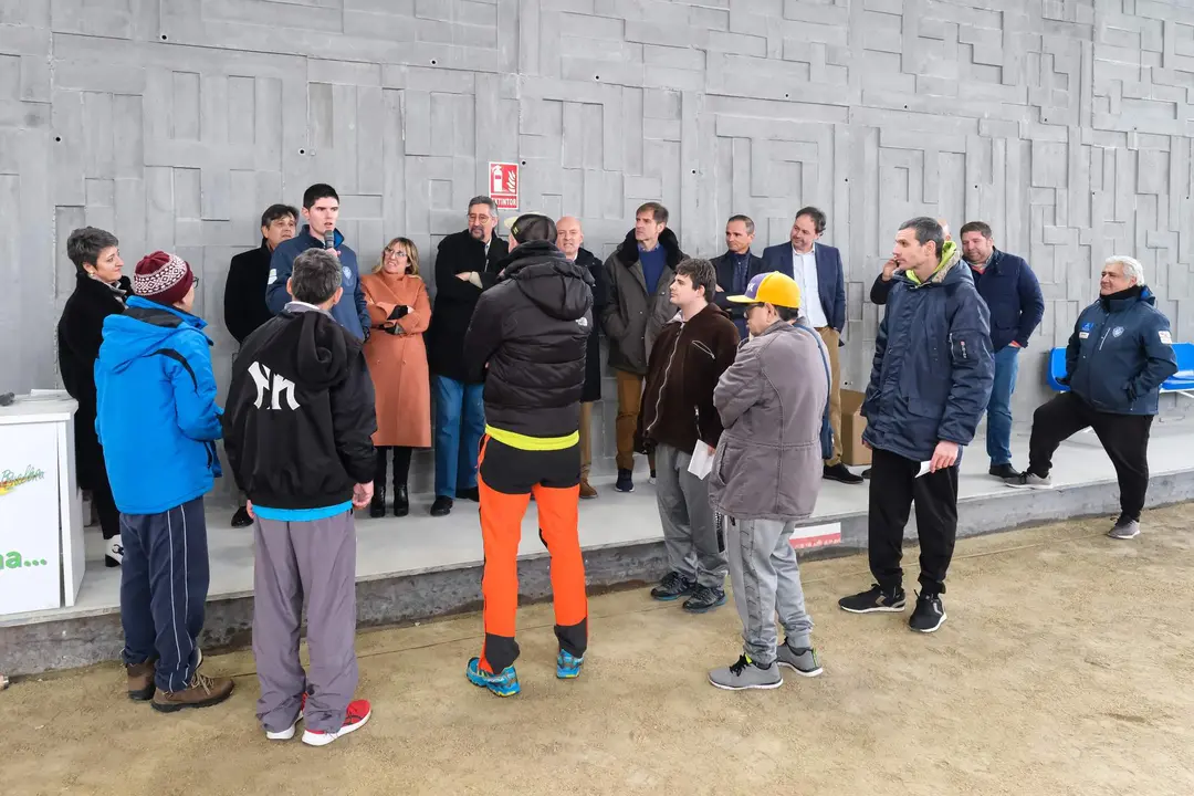 12:45 horas. Bolera Facundo Ceballos ‘Cundi’. Los Corrales de Buelna (Calle Santiago Ramón y Cajal). La consejera de Empleo y Políticas Sociales, Eugenia Gómez de Diego, presenta el proyecto `Bolos y discapacidad’. 1 de marzo de 2023 © Raúl Lucio