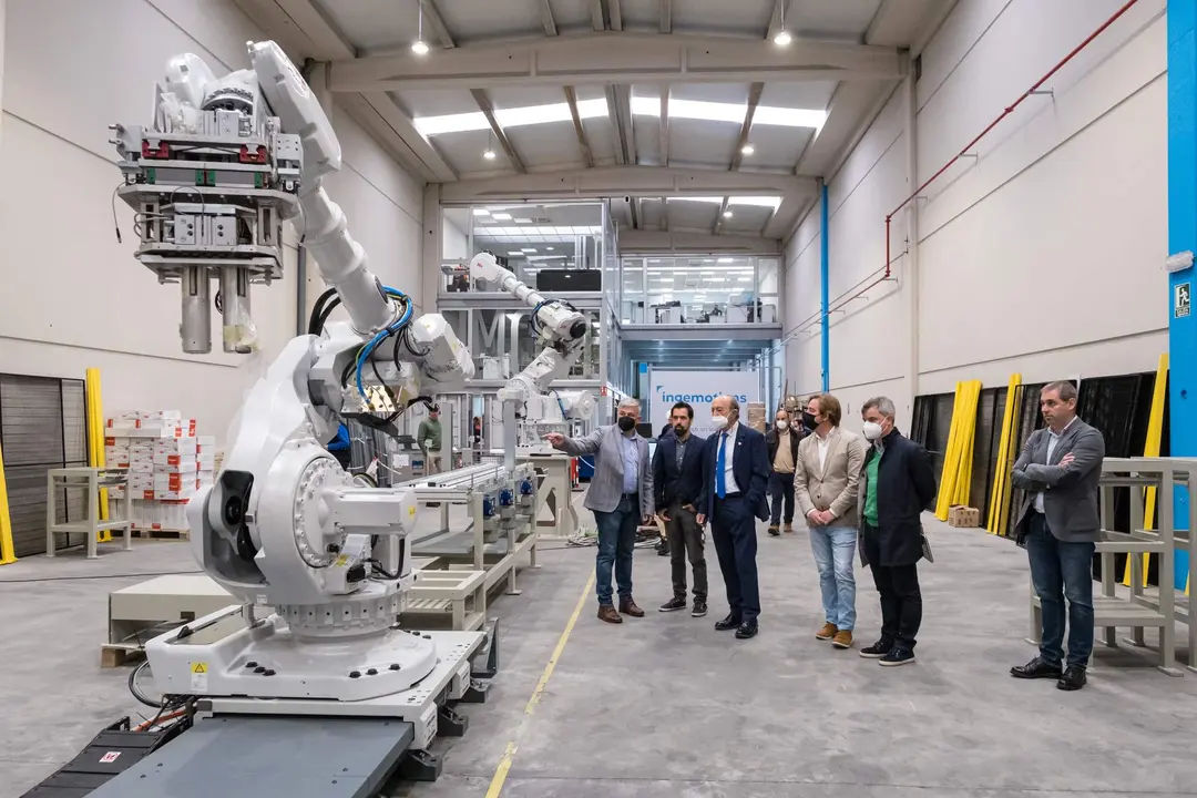 10:30 horas. Parque Empresarial Besaya, 64. Reocín. El consejero de Industria, Turismo, Innovación, Transporte y Comercio, Javier López Marcano, visita a las instalaciones de Ingemotions. 27 de abril de 2022 © Raúl Lucio