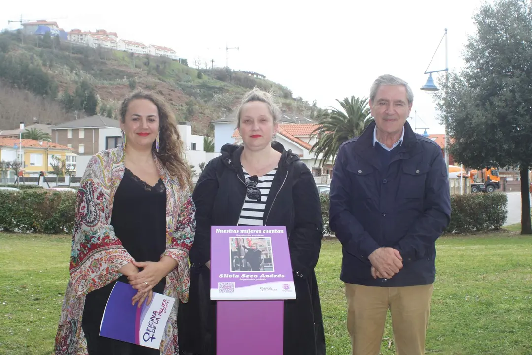 De izquierda a derecha, Raquel Fernández, Silvia Seco y Andrés Ruiz junto a la nueva peana de la senda Nuestras Mujeres Cuentan