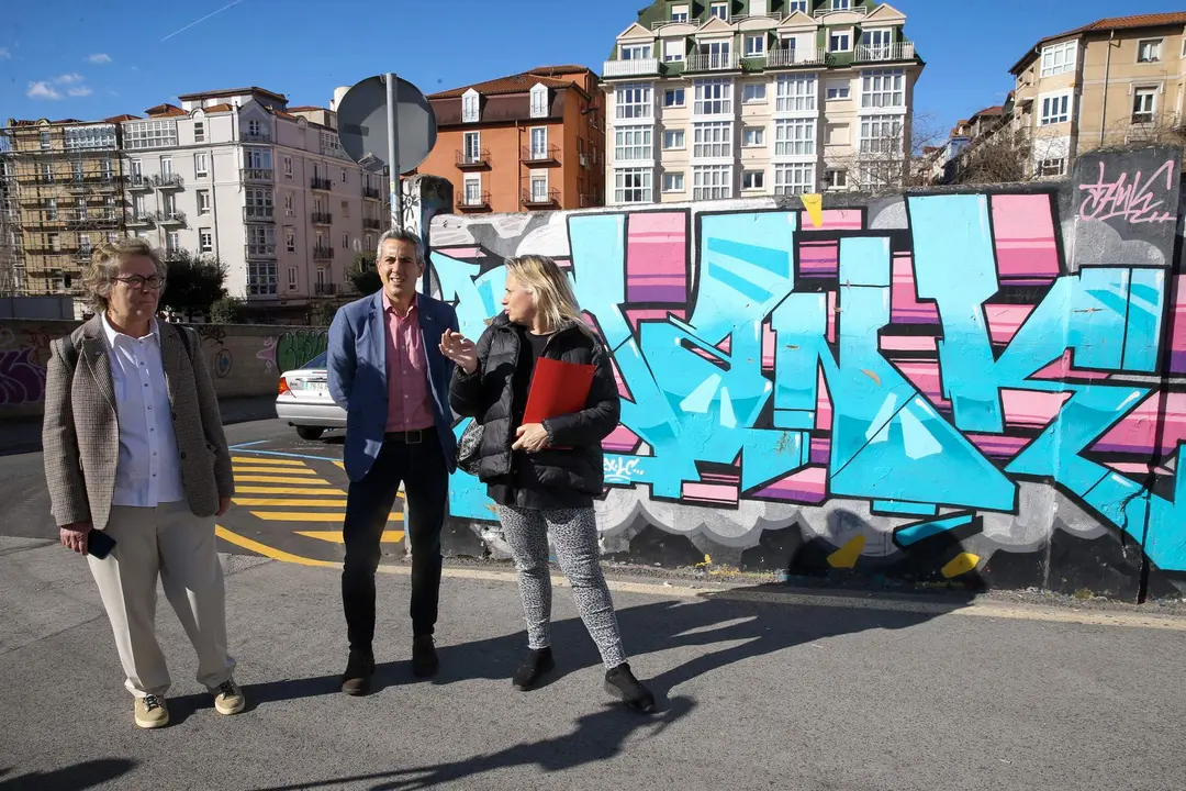 El vicepresidente y consejero de Universidades, Igualdad, Cultura y Deporte, Pablo Zuloaga, hace declaraciones sobre los murales de arte urbano de los solares del futuro Mupac.
13 MAR 23