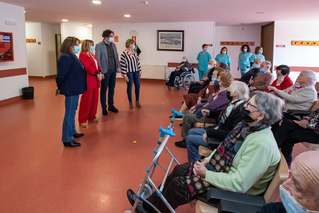 11:30 horas. Centro de Día de Astillero. Calle San José. Parque La Orconera, El Astillero
La consejera de Empleo y Políticas Sociales, Eugenia Gómez de Diego, visita el Centro de Día de Astillero.
