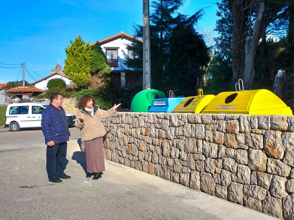 El Ayuntamiento de Comillas acondiciona una nueva isleta de contenedores para mejorar su accesibilidad y limpieza en Trasvía