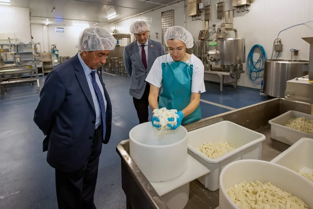 11:30 horas. Barrio El Pradón. San Vicente de Toranzo
 
El presidente de Cantabria, Miguel Ángel Revilla, y el consejero de Desarrollo Rural, Ganadería, Pesca, Alimentación y Medio Ambiente, Guillermo Blanco, visitan la quesería Tres Valles Pasiegos - La Pastora del Pas. 
