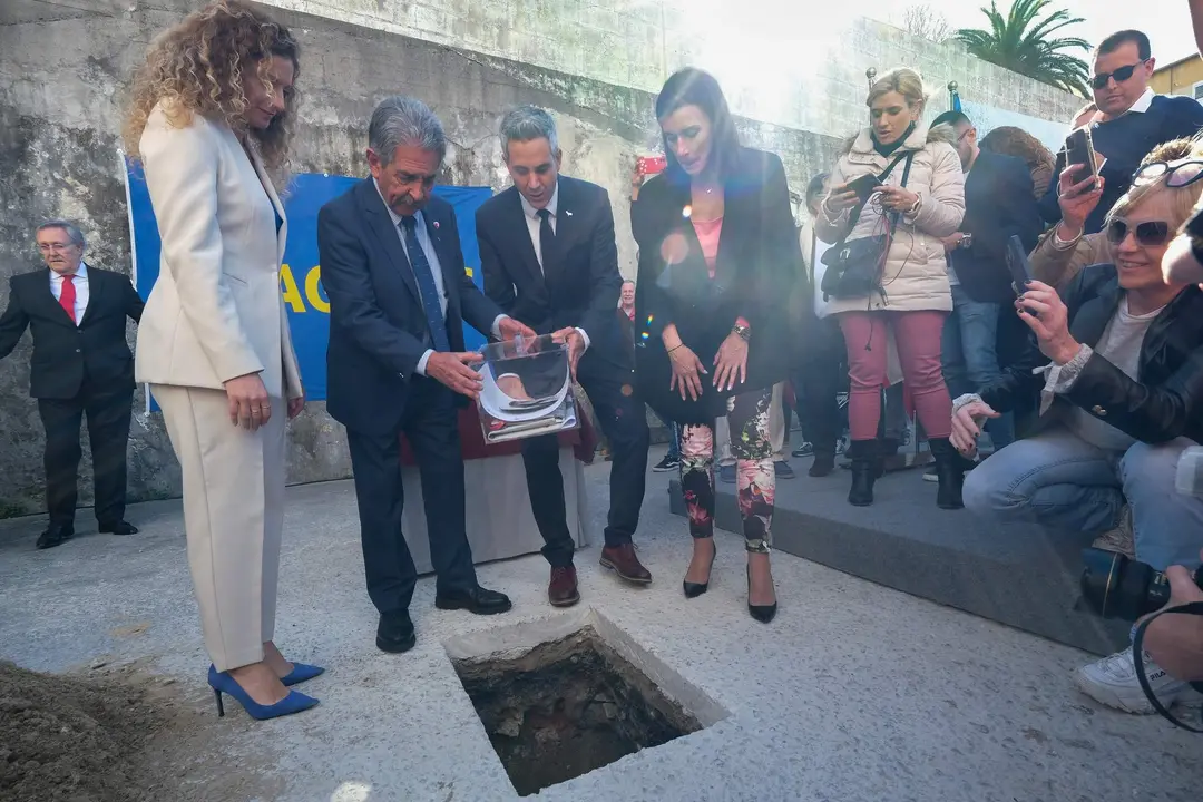 10:00 horas. Solar de Puerto Chico. Santander. El presidente de Cantabria, Miguel Ángel Revilla; el vicepresidente y consejero de Universidades, Igualdad, Cultura y Deporte, Pablo Zuloaga, y varios consejeros, asisten a la colocación de la primera piedra de la futura sede del MUPAC. 17 de marzo de 2023 © Raúl Lucio