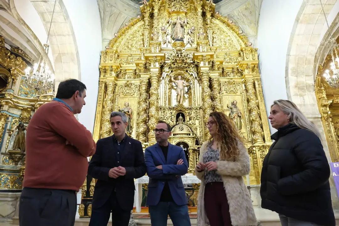 18:15.- Iglesia San Sebastián. Reinosa. El vicepresidente y consejero de Universidades, Igualdad, Cultura y Deporte, Pablo Zuloaga, informa sobre obras en la iglesia. 21 de marzo de 2023 © Raúl Lucio