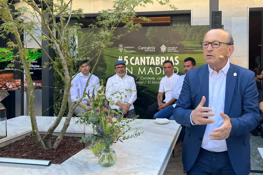 11:50 horas. Restaurante Amós. Hotel Rosewood Villa Magna. P.º de la Castellana, 22, Madrid. El consejero de Industria, Turismo, Innovación, Transporte y Comercio, Javier López Marcano, presenta la iniciativa gastronómica ‘Cinco Cantabrias en Madrid’, promovida por la Consejería de Industria, Turismo, Innovación, Transporte y Comercio y consistente en la presentación de cinco menús a cuatro manos, protagonizados por los chefs con estrella Michelin cántabros con Jesús Sánchez como anfitrión.