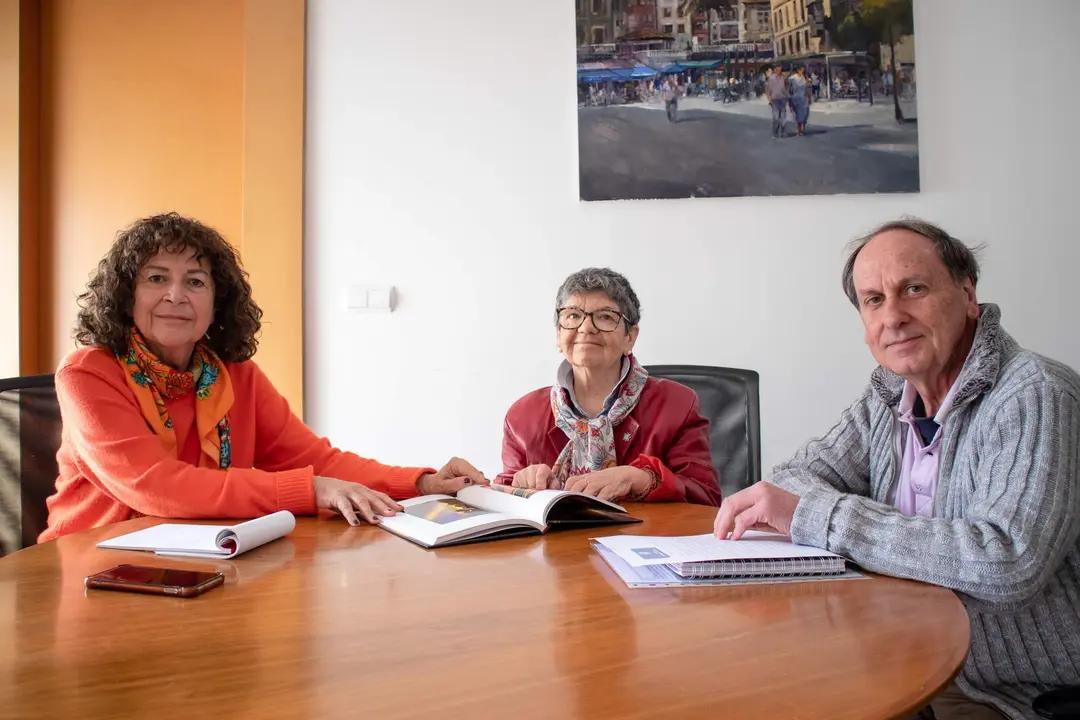 La alcaldesa, María Teresa Noceda Llano, durante una reunión con el director de la Sede en Comillas de la Fundación Lluis Doménech i Montaner, Enrique Campuzano