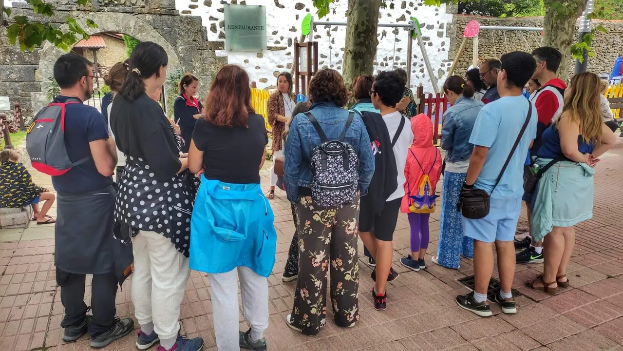 Visita guiada en la Plaza Viares de Suances