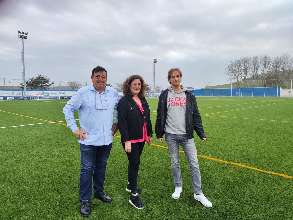 De izquierda a derecha, Rafael Oceja, Ana Santiago y Esteban Trueba en el campo de fútbol del San Martín de la Arena de Suances