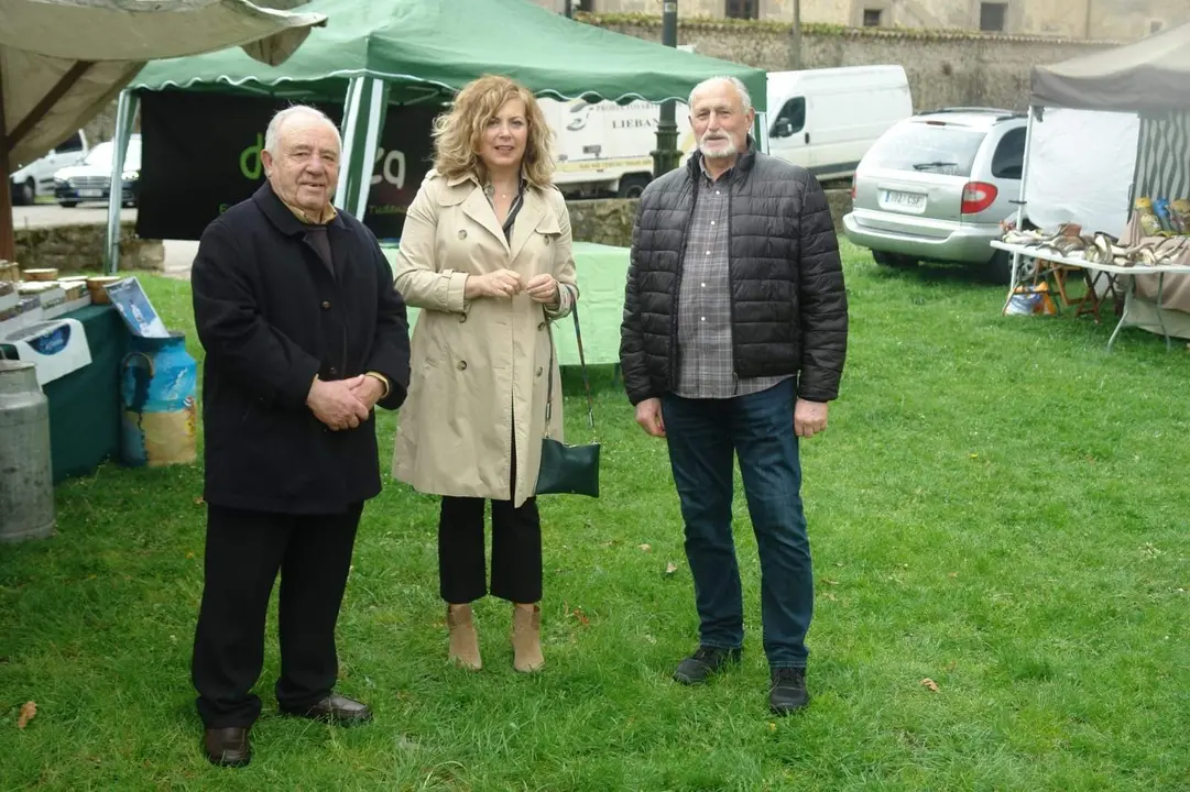 Jos&eacute; Antonio Morante (Pte. Asociaci&oacute;n Costa Central Altamira) Pilar Alcorta (Concejala Turismo y Cultura) y Rufino Ant&oacute;n (Alcalde pedaneo de Ubiarco)