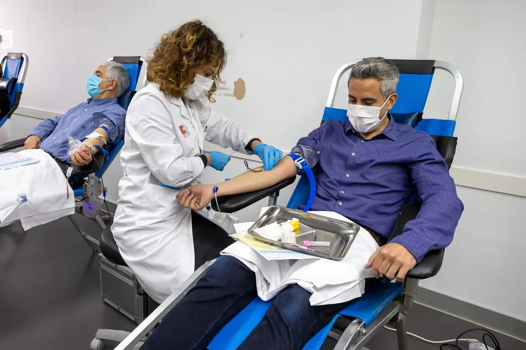 09:15h. Centro cívico de Bezana
El vicepresidente y consejero de Universidades, Igualdad, Cultura y Deporte, Pablo
Zuloaga, participa en la donación de sangre para concienciar a la sociedad. 10 BARIL 2023 © Miguel De la Parra