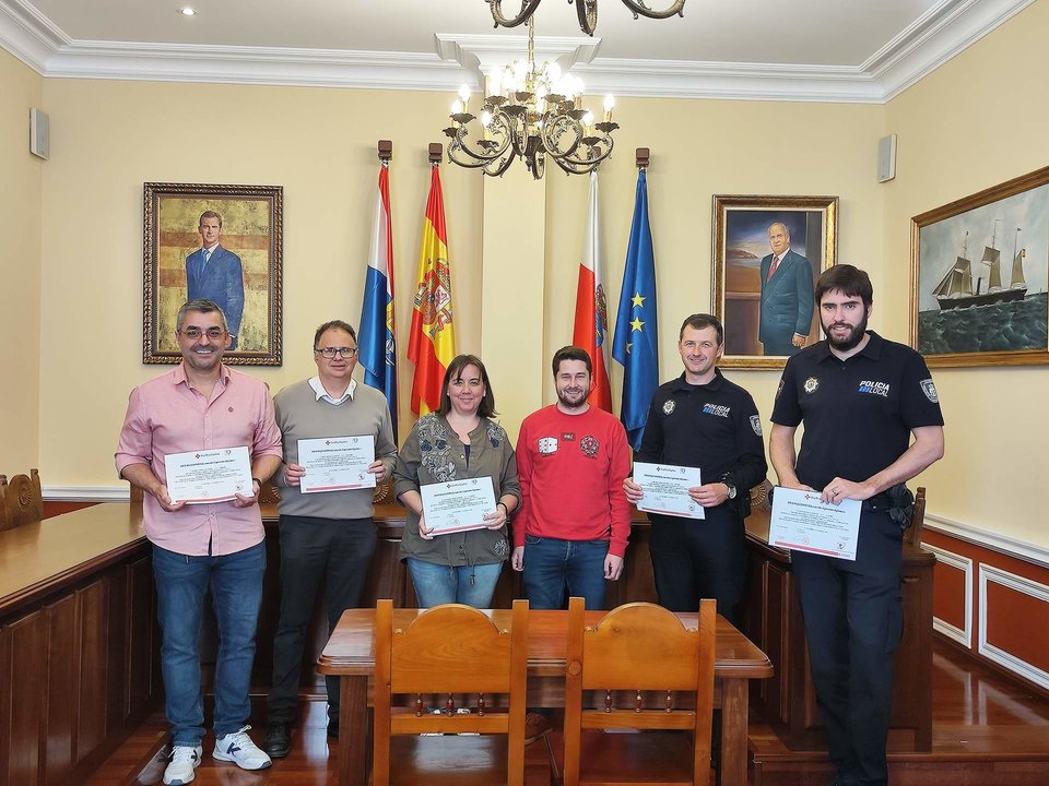 Asistentes a la entrega de diplomas del curso de desfibriladores junto al concejal de Empleo, Fran Gascón