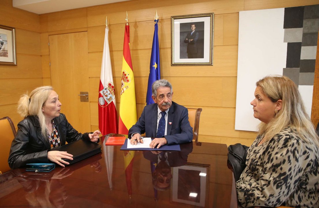 El presidente de Cantabria, Miguel Ángel Revilla, recibe a la Asociación Dislexia Cantabria.
11 ABRIL 23