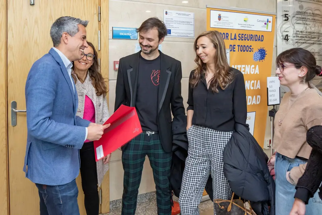 11:00 horas. Gobierno de Cantabria (planta baja)
El vicepresidente y consejero de Universidades, Igualdad, Cultura y Deporte, Pablo Zuloaga, realiza declaraciones a los medios de comunicación para presentar el musical `Reconectando´.
