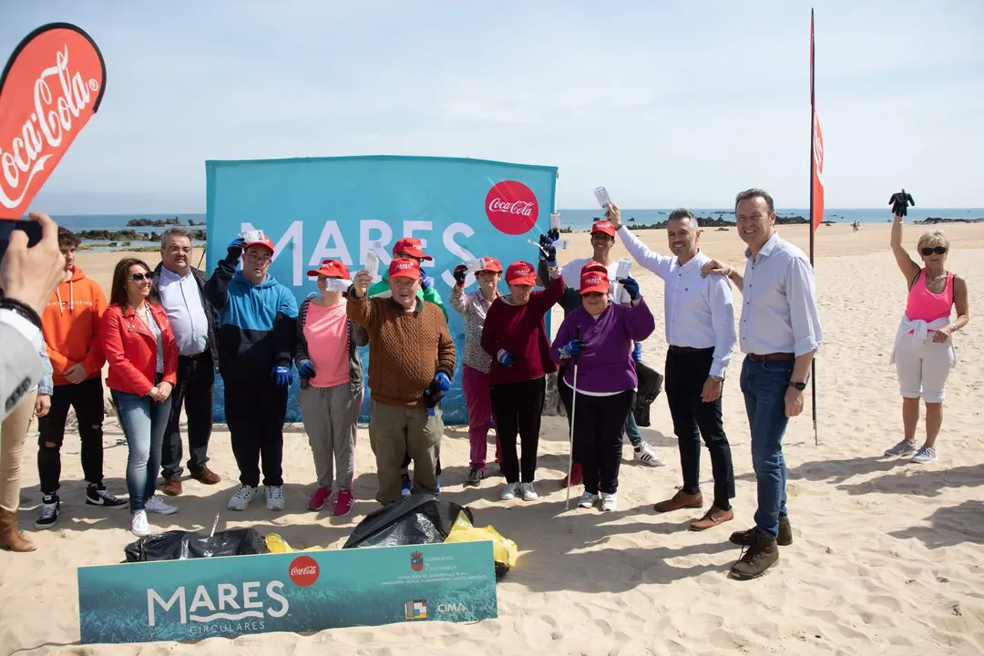 12:00 horas. Playa de Trengandín, Noja. (Punto de encuentro: Bar El Pirata)
El consejero de Desarrollo Rural, Ganadería, Pesca, Alimentación y Medio Ambiente, Guillermo Blanco, participa en la jornada de la limpieza de la playa de Trengandín dentro del proyecto Mares Circulares. © R.I. Rafi