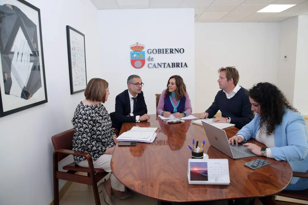 Despacho de la consejera de Presidencia, Interior, Justicia y Acción Exterior
La consejera de Presidencia, Interior, Justicia y Acción Exterior, Paula Fernández, se reúne con representantes de la Federación de Municipios de Cantabria (FMC) para abordar las obligaciones de los ayuntamientos derivadas de la transposición de la Directiva europea para la lucha contra la corrupción
NR 
21 ABR 23