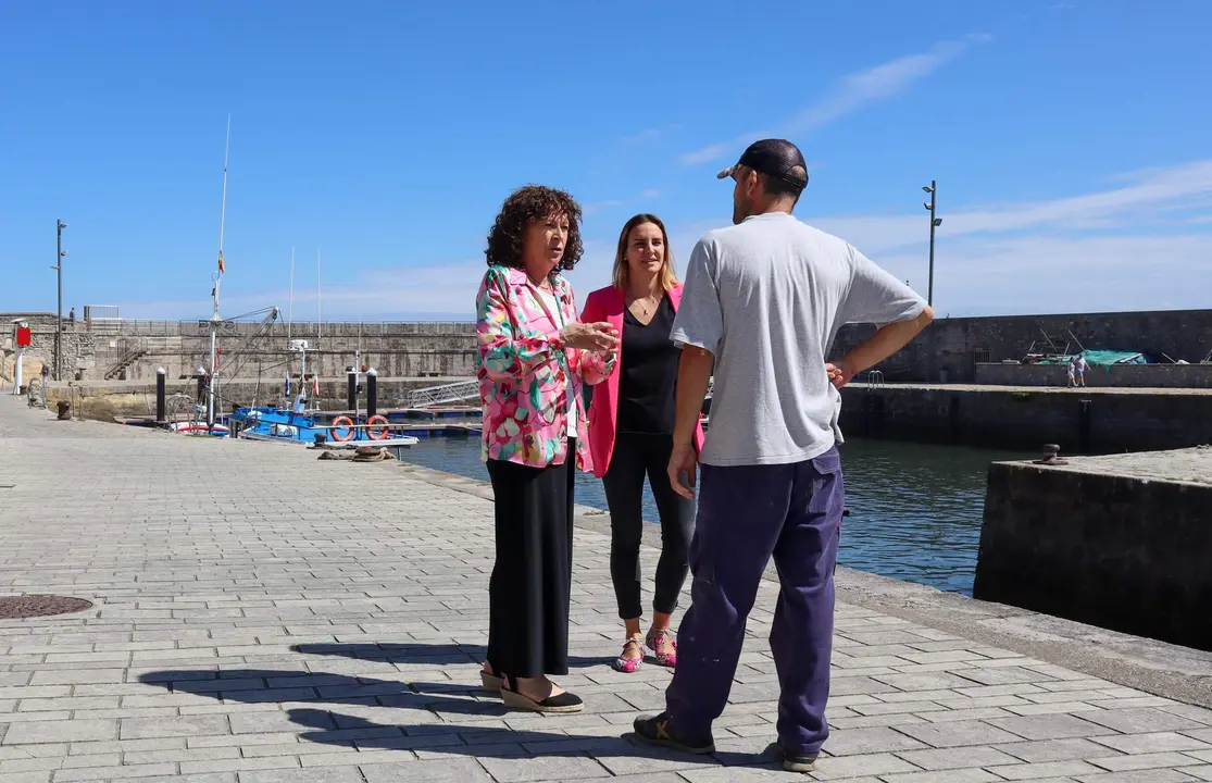 Obras Públicas adjudica la reparación de una de las grúas del puerto de Comillas