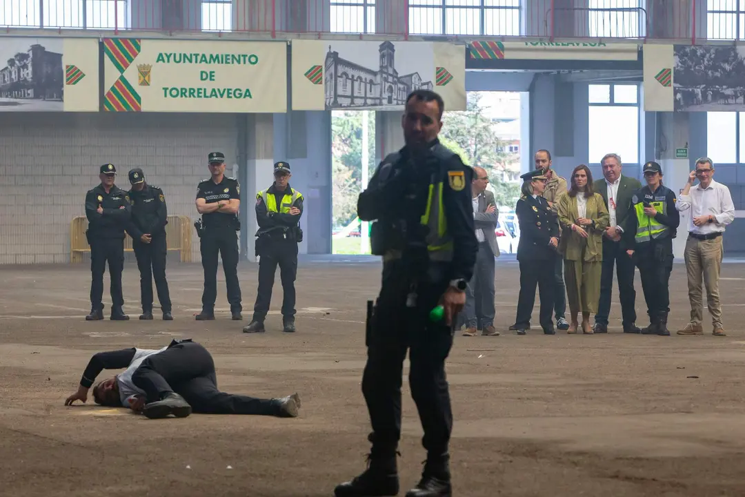 13:00 horas. Mercado Nacional de Ganados de Torrelavega
La consejera de Presidencia, Interior, Justicia y Acción Exterior, Paula Fernández, asiste al ejercicio práctico realizado por policías locales ante un ataque terrorista (AMOK), dentro del Plan de formación de seguridad ciudadana. 27 ABRIL 2023 © Miguel De la Parra