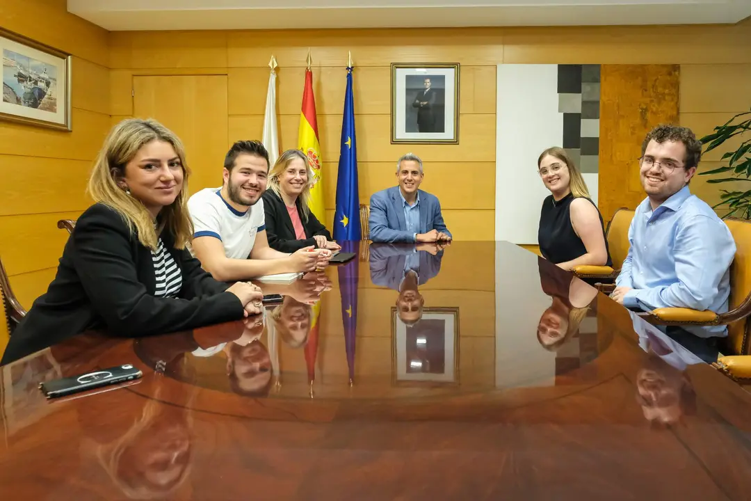 16:00 horas. Gobierno de Cantabria. El vicepresidente y consejero de Universidades, Igualdad, Cultura y Deporte, Pablo Zuloaga, recibe a la presidenta del Consejo de la Juventud de España, Andrea González Henry. 28 de abril de 2023 © Raúl Lucio