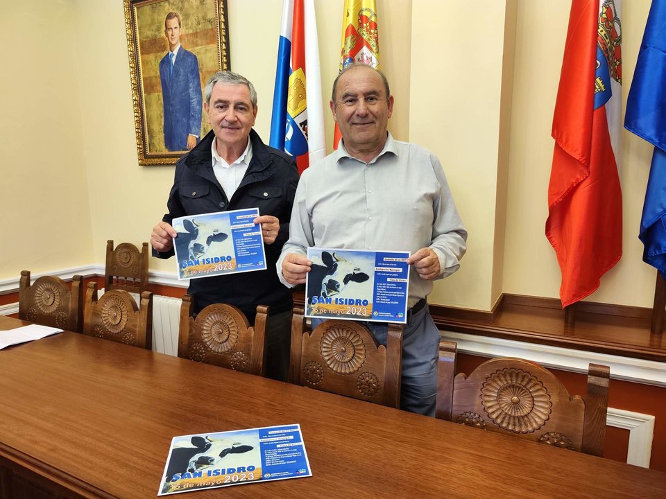 El alcalde de Suances, Andrés Ruiz Moya y el concejal de Festejos, José Luis Plaza con los carteles que anuncian San Isidro 2023