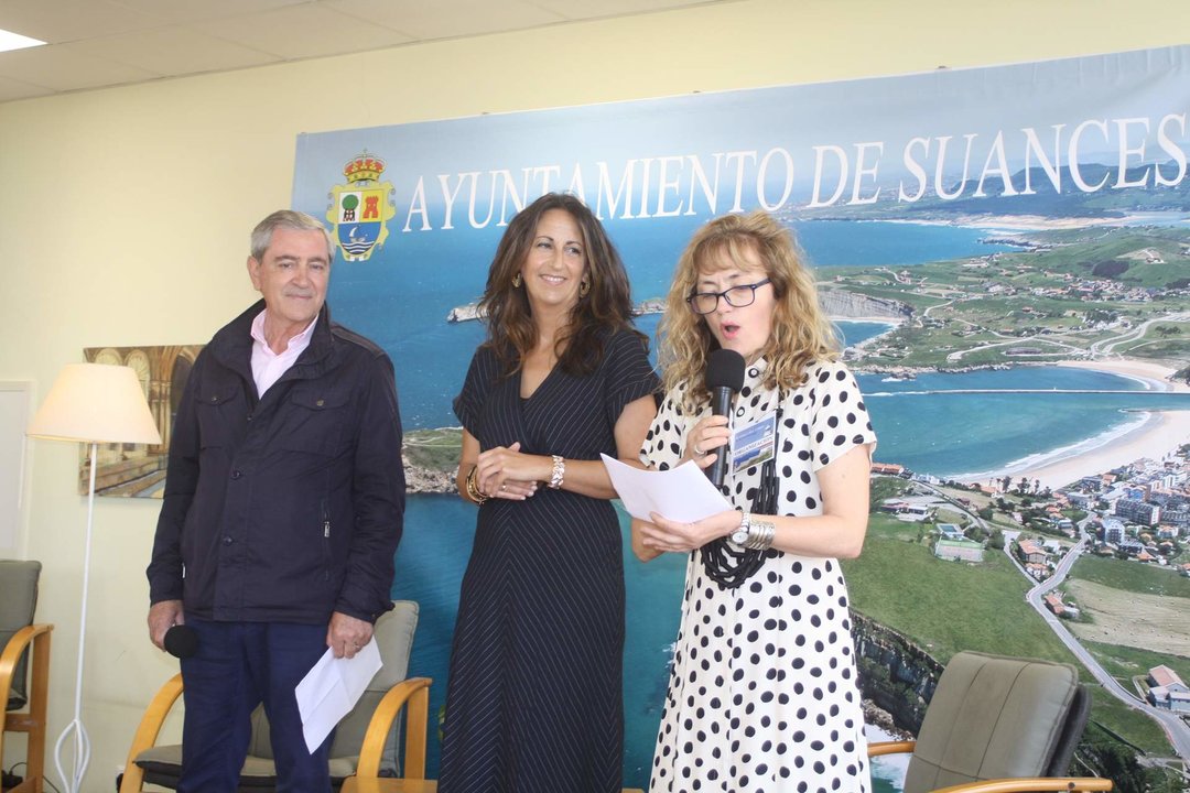 La escritora María Oruña, en el centro, junto al alcalde de Suances, Andrés Ruiz Moya con la directora de la Biblioteca Municipal de Suances, Ana Bascuñana que presentó el evento