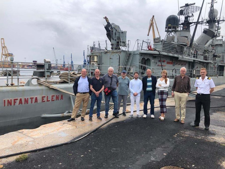 Delegación del Ayuntamiento de Suances y de la Asociación Cultural Trozo veteranos de la Armada en su visita al buque Infanta Elena en Cartagena