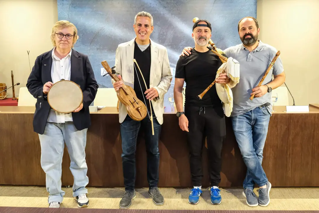 09:30 horas. Palacio de Festivales de Cantabria. Sala 30 años. El vicepresidente y consejero de Universidades, Igualdad, Cultura y Deporte en funciones, Pablo Zuloaga, presenta, en rueda de prensa, los instrumentos musicales del proyecto 'El Cajigo Cubilón, una segunda vida para su madera'. 21 de junio de 2023 © Raúl Lucio