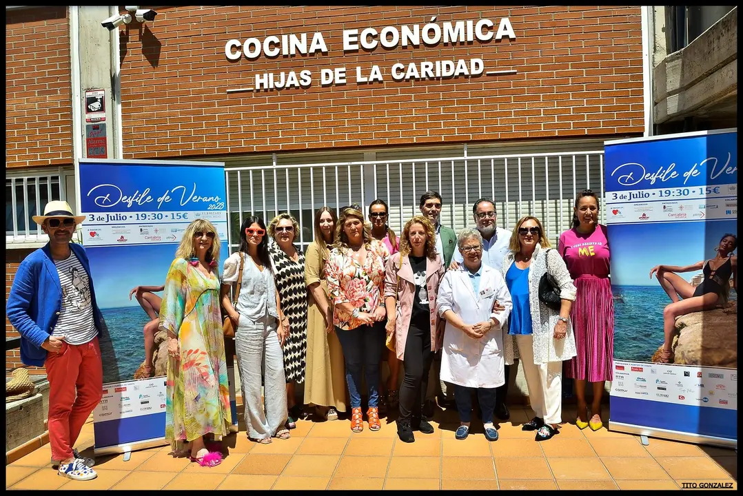 Desfile Verano 2023 - Presentación · Foto familia organizadores y participantes Tito González