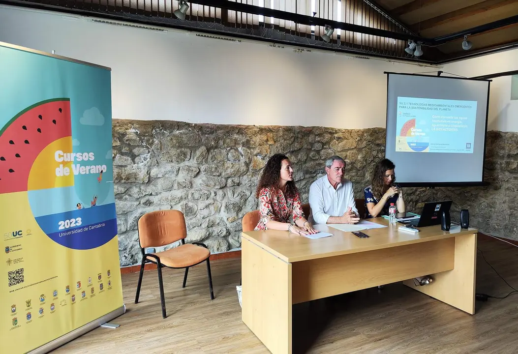 Raquel Gómez , Andrés Ruiz y María Odriozola durante la inauguración hoy en El Torco de los Cursos de Verano de la UC