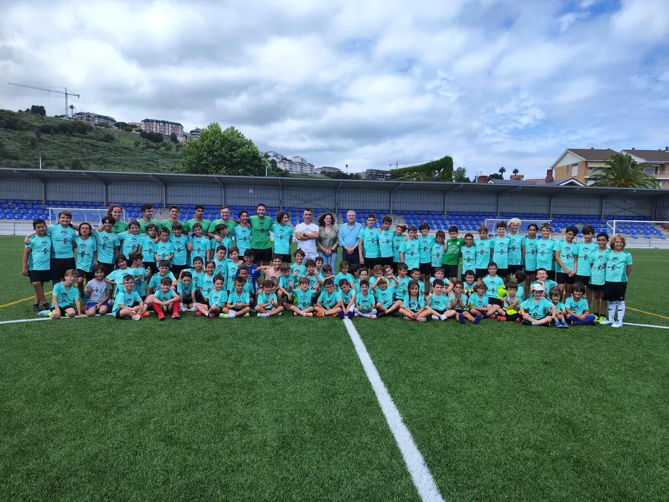 Foto de grupo de la Clausura del V Campus de Fútbol Villa de Suances 