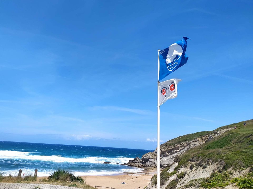 Bandera Azul 2023 en el Playa de Tagle