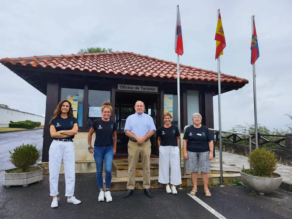 Foto grupo Oficina Turismo Suances JULIO 2023