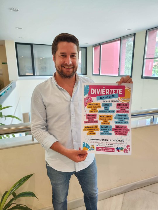 Fran Gascón, concejal de Juventud con el cartel de Diviértete Nin de agosto