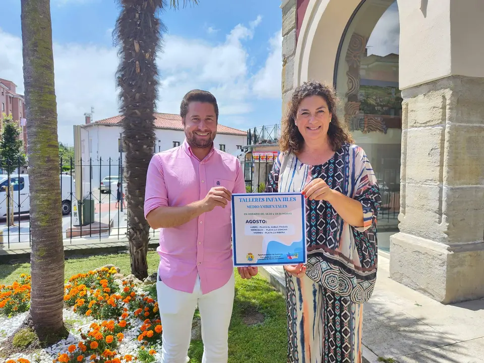 Los concejales Fran Gascón y Ana Santiago con el cartel de la actividad medioambiental