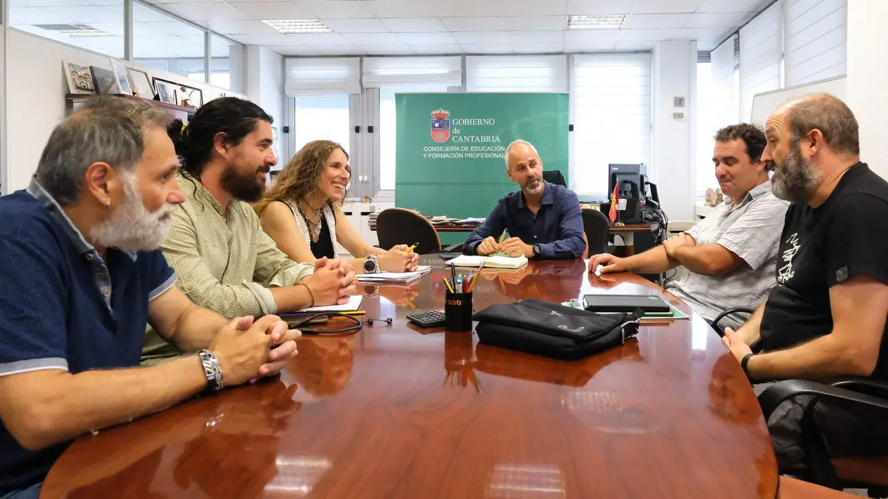 16:00.- Despacho del consejero.  El consejero de Educación, Formación Profesional y Universidades, Sergio Silva, se reúne con representantes FAPA. 2 de agosto de 2023 © Raúl Lucio