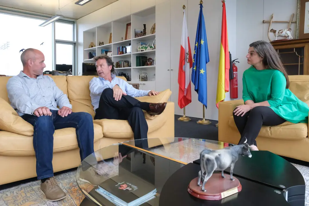 17:30.- Sede de la Consejería. El consejero de Desarrollo Rural, Ganadería, Pesca y Alimentación, Pablo Palencia, se reúne con el presidente de la Asociación Independiente de Ganaderos y Agricultores de Cantabria (AIGAS), Manuel Sainz. 2 de agosto de 2023 © Raúl Lucio