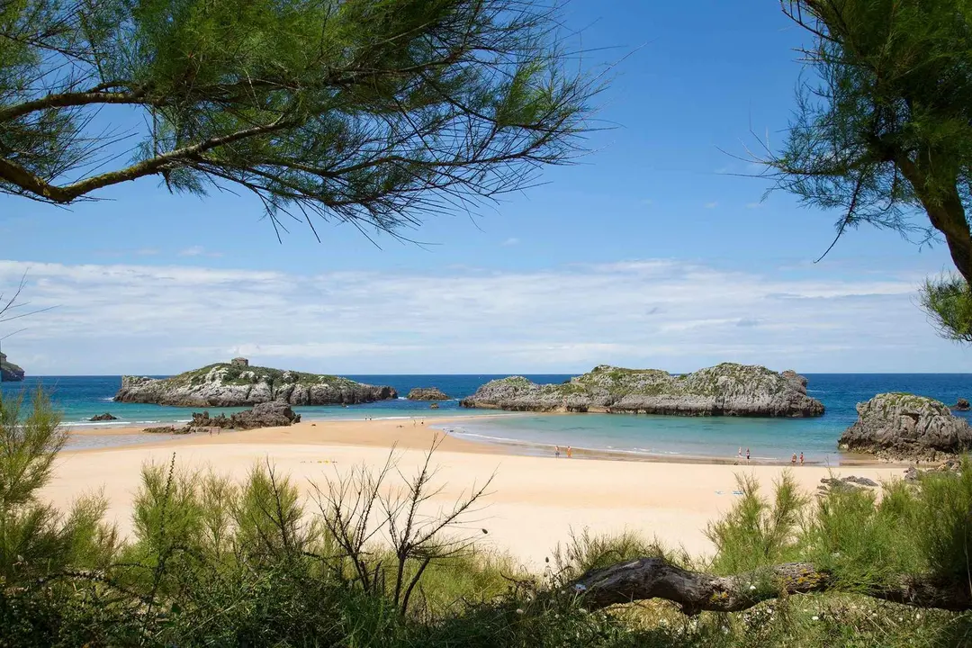 Playa de Ris con las islas San Pedruco y La Oliva al fondo_11zon