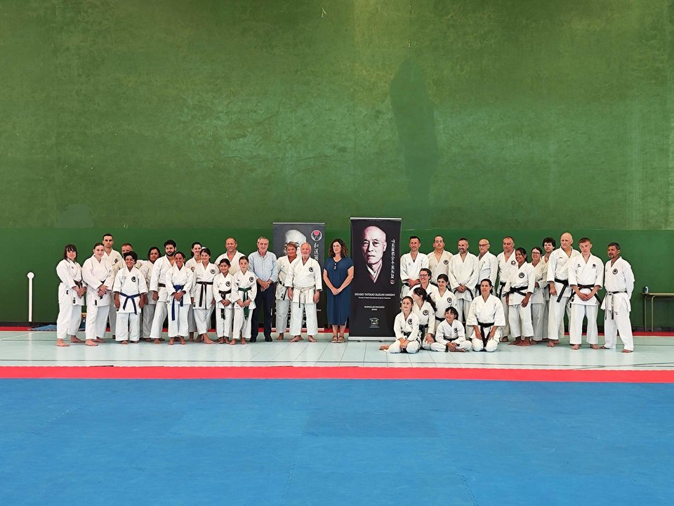 Grupo de karatecas, organizadores y autoridades en la Concentración  Internacional de Karate