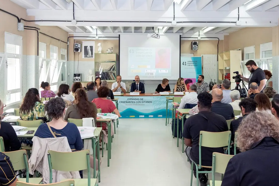 10:00 horas. IES Manuel Gutiérrez Aragón. Viérnoles
El consejero de Educación, Formación Profesional y Universidades, Sergio Silva, inaugura las 41 Jornadas de ‘Enseñantes con Gitanos’. 
