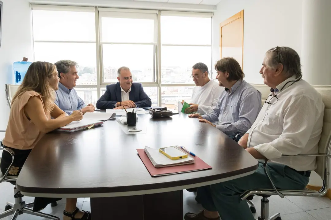 10.15 horas. Despacho de consejero. El consejero de Fomento, Ordenaci&oacute;n del Territorio y Medio Ambiente, Roberto Media, se re&uacute;ne con los afectados por las inundaciones en Reinosa. 4 de septiembre de 2023 &copy; Ra&uacute;l Lucio
