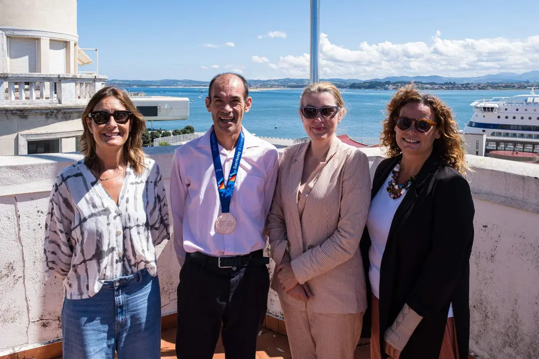 14.00 horas. Despacho de la consejera. La consejera de Cultura, Turismo y Deporte, Eva Guillermina Fernández, recibe Andrés García Rodríguez, jugador de Hockey medalla de bronce en el Campeonato de Europa. 31 de agosto de 2023 © Raúl Lucio