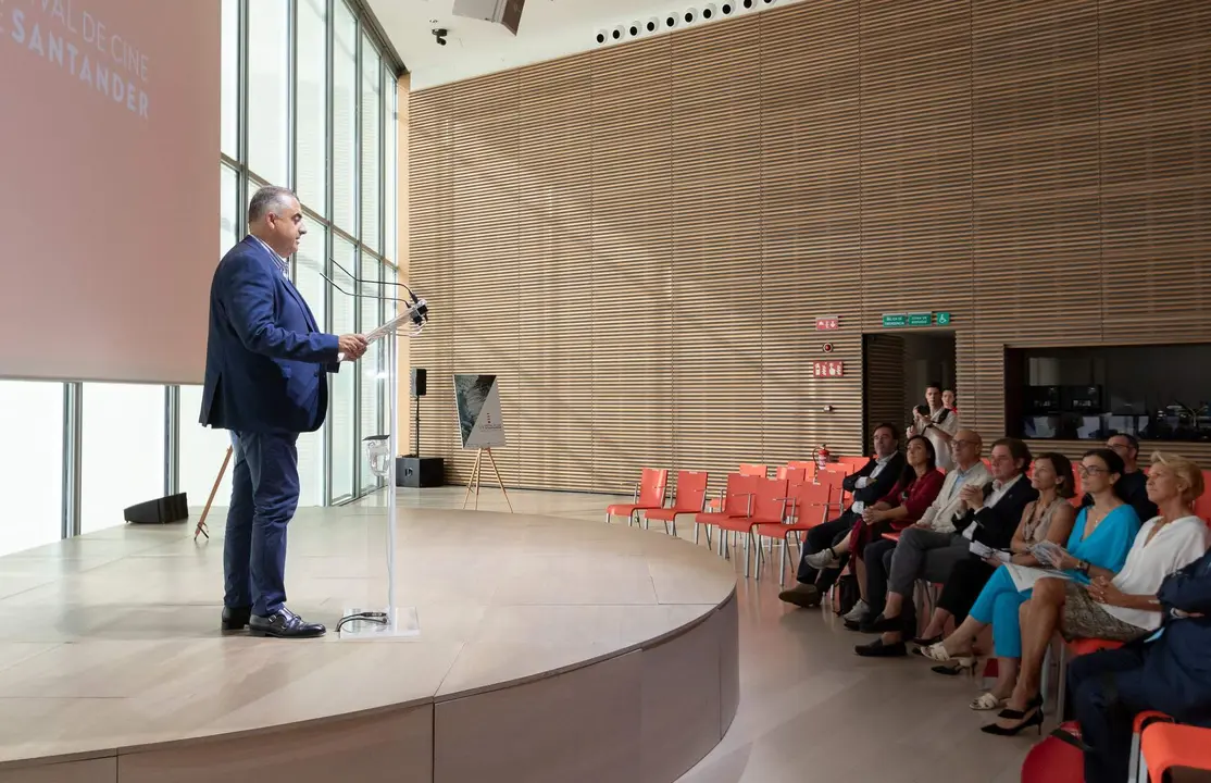 10:45 horas. Auditorio Centro Botín
El consejero de Fomento, Ordenación del Territorio y Medio Ambiente, Roberto Media, presenta, en rueda de prensa, el Festival de Cine de Santander.
