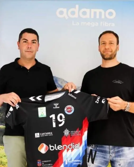 DAVID LLANO, DE ADAMO (IZDA.), CON ALEKSANDR TIOUMENTSEV, NUEVO JUGADOR DEL BALONMANO SINFÍN