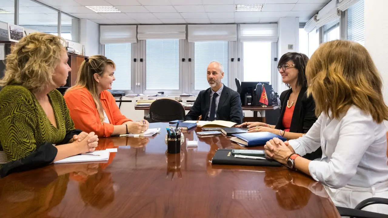 09:00.- Despacho del consejero. El consejero de Educación, FP y Universidades, Sergio Silva, se reúne con la gerente del Clúster Gira, Celia Monsalve, y la directora de Recursos Humanos de Edscha, Patricia Arteaga. 14 de septiembre de 2023 © Raúl Lucio