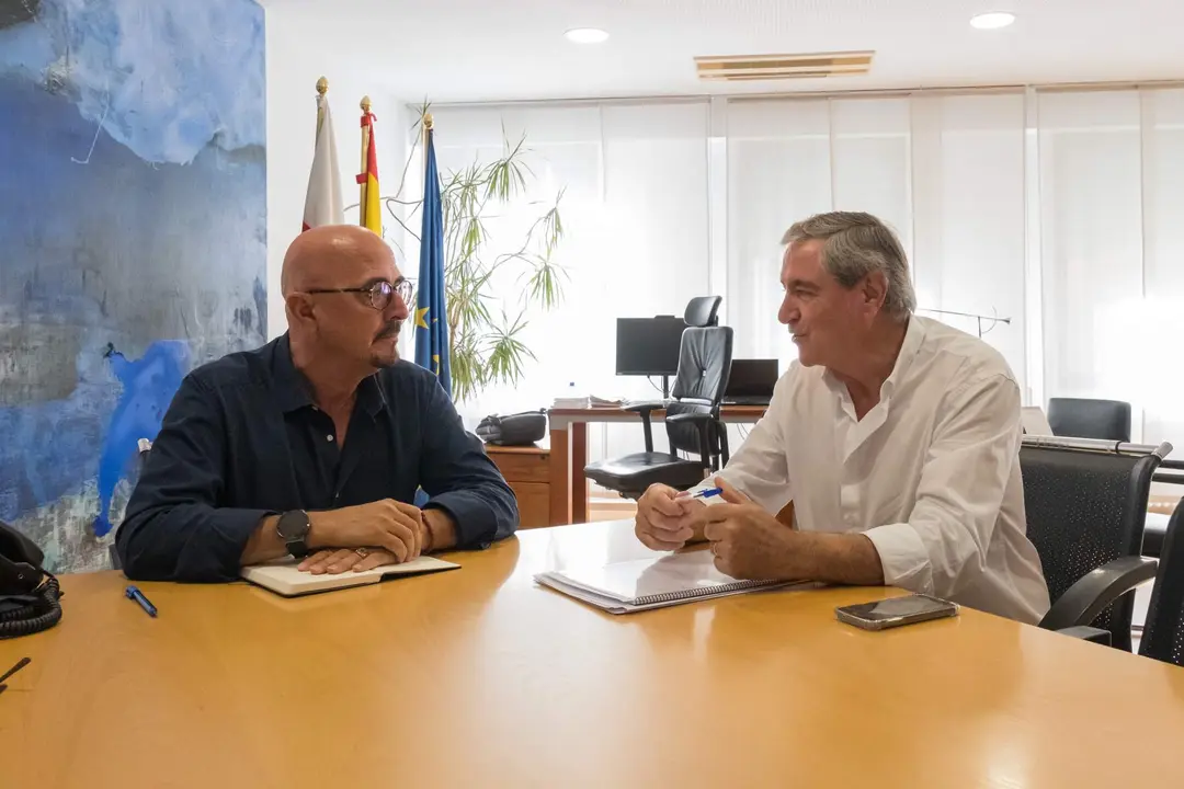 11:00.- Despacho del consejero. El consejero de Salud, César Pascual, recibe al alcalde de Suances, Andrés Ruiz Moya. 14 de septiembre de 2023 © Raúl Lucio