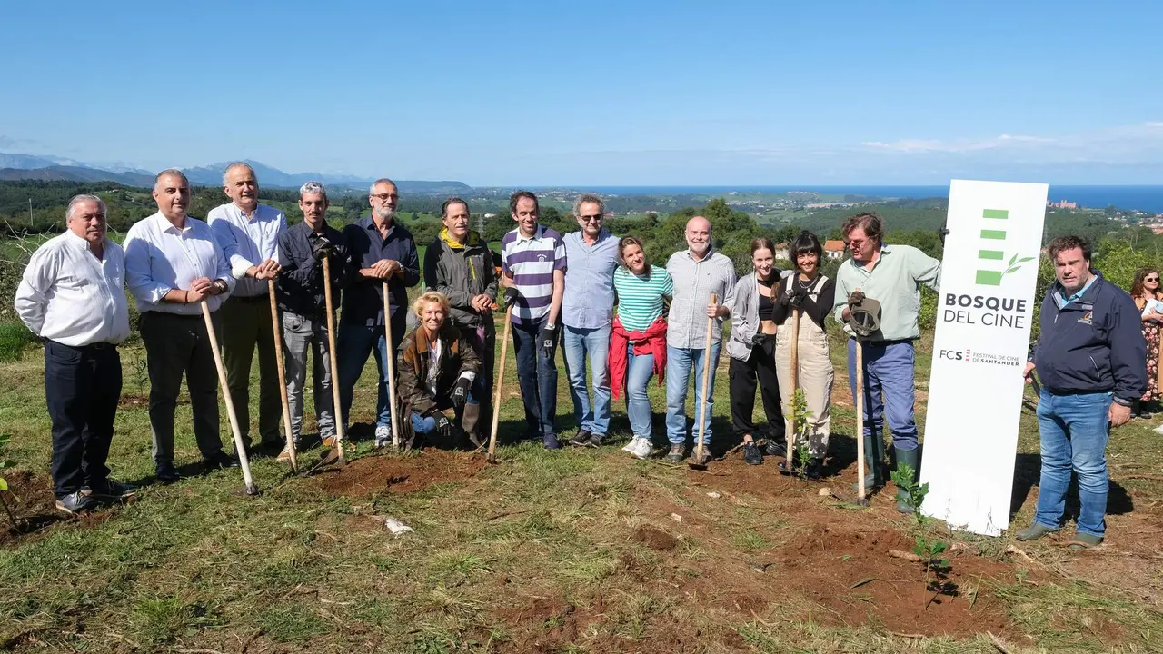 12:00 horas. Canales (Udías). El consejero de Fomento, Ordenación del Territorio y Medio Ambiente, Roberto Media, asiste a plantación de 150 árboles con el equipo de la película `Campeones´ con motivo del Festival de Cine de Santander. 18 de septiembre de 2023 © Raúl Lucio