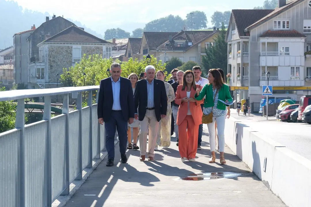 11:00 horas. Parque Federico Somarriba, Ampuero. La presidenta de Cantabria, María José Sáenz de Buruaga, y el consejero de Fomento, Ordenación del Territorio y Medio Ambiente, Roberto Media, presentan el proyecto para evitar las inundaciones en Ampuero. 20 de septiembre de 2023 © Raúl Lucio