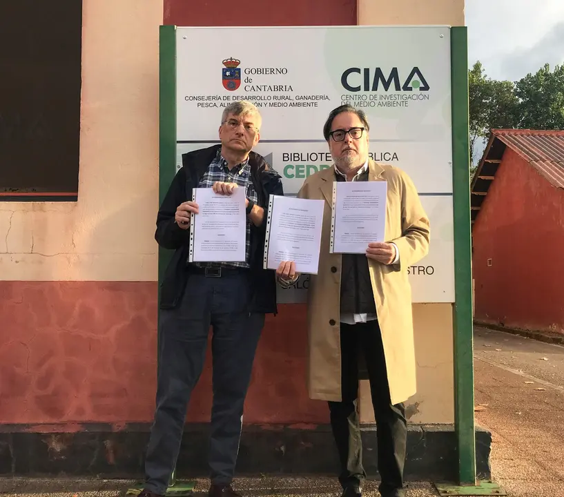 Ángel Herreros y Miguel Rincón, representantes de la Plataforma, muestran el escrito de alegaciones presentada esta mañana