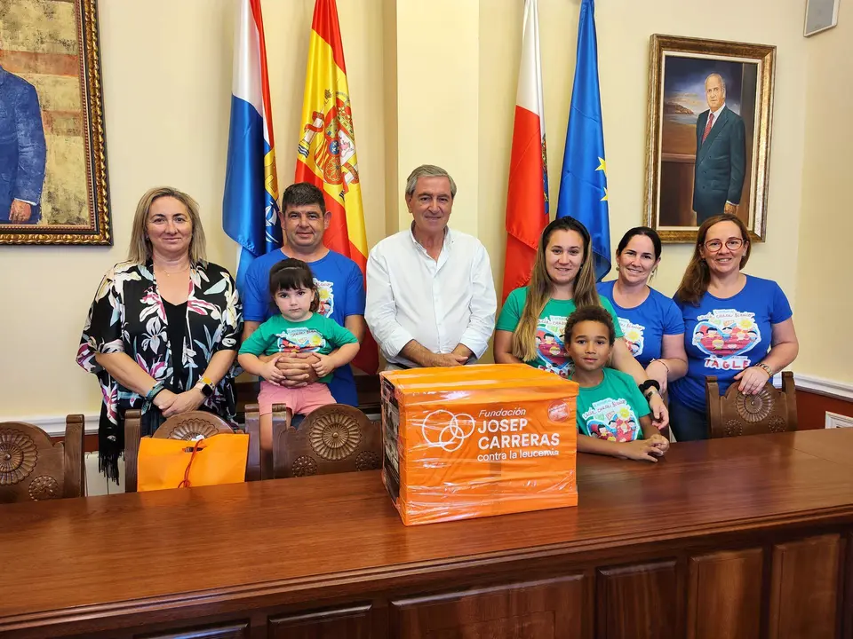 Organizadores de la marcha con el alcalde de Suances, Andrés Ruiz, duramte el recuento de la recaudación solidaria