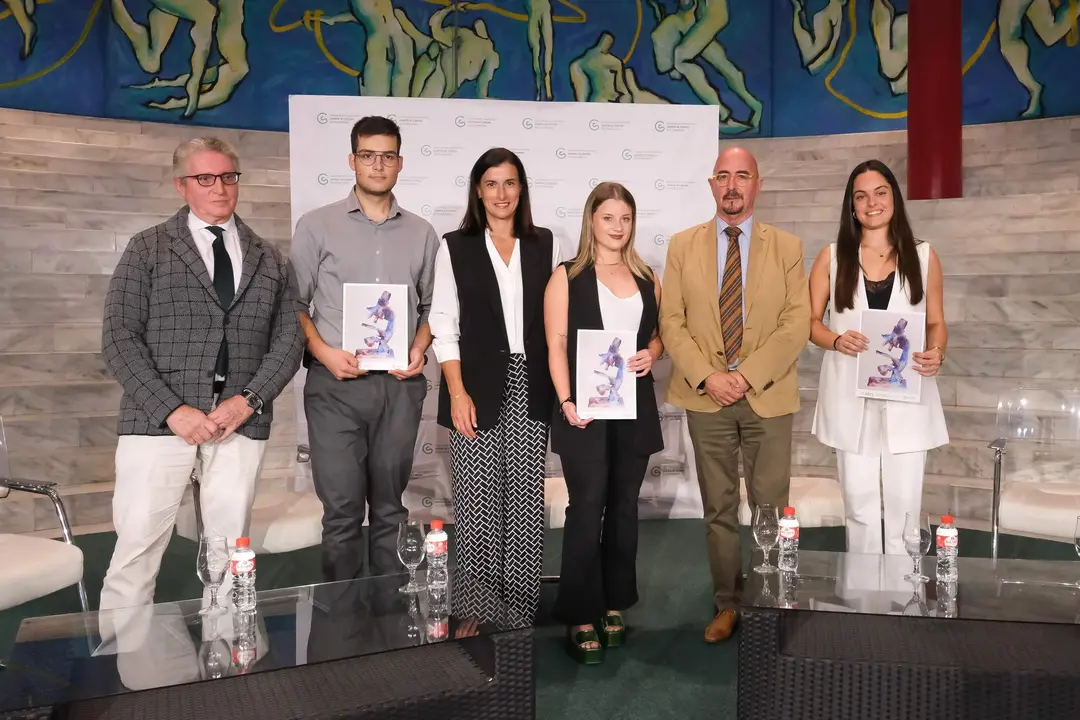 17:30 horas. Palacio de Festivales (Sala María Blanchard). El consejero de Salud, César Pascual, entrega las becas predoctorales para la investigación contra el cáncer. 27 de septiembre de 2023 © Raúl Lucio